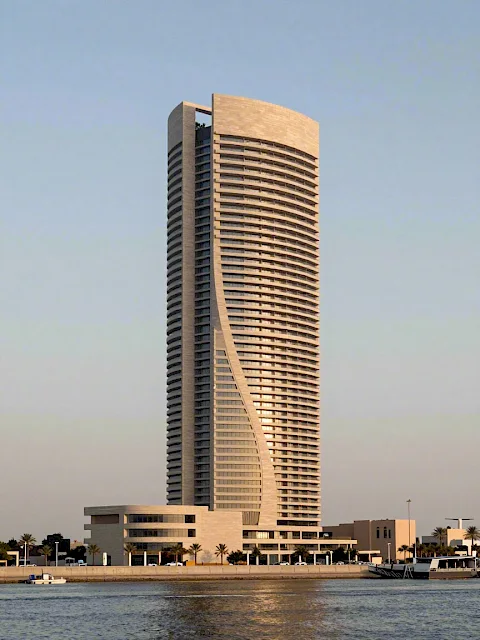 Creek Gate Tower – Hochhaus mit horizontalen Verschattungslamellen am Wasser